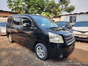 Toyota noah 2010