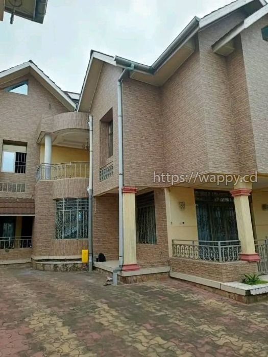 Parcelle avec maison de 5 chambres à UPN