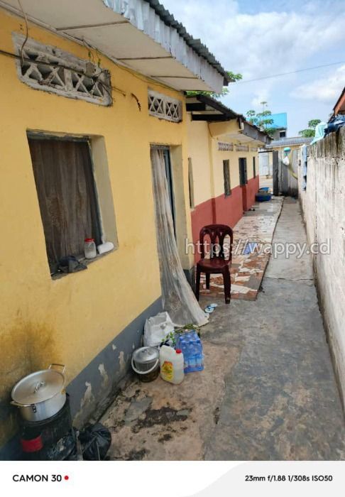 Parcelle avec maison de type locatif à Ngiri-ngri