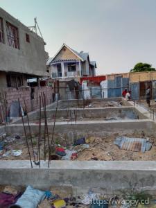 PARCELLE AVEC UNE FONDATION DE QUATRE NIVEAU