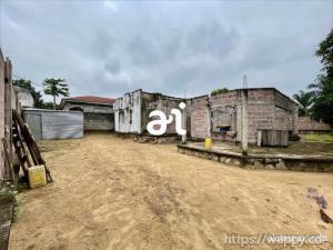 PARCELLE DE 849 m² AVEC BÂTISSE EN FINITION