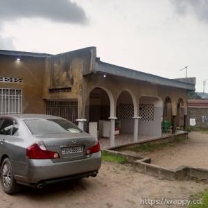 Parcelle contenant plusieurs maisons