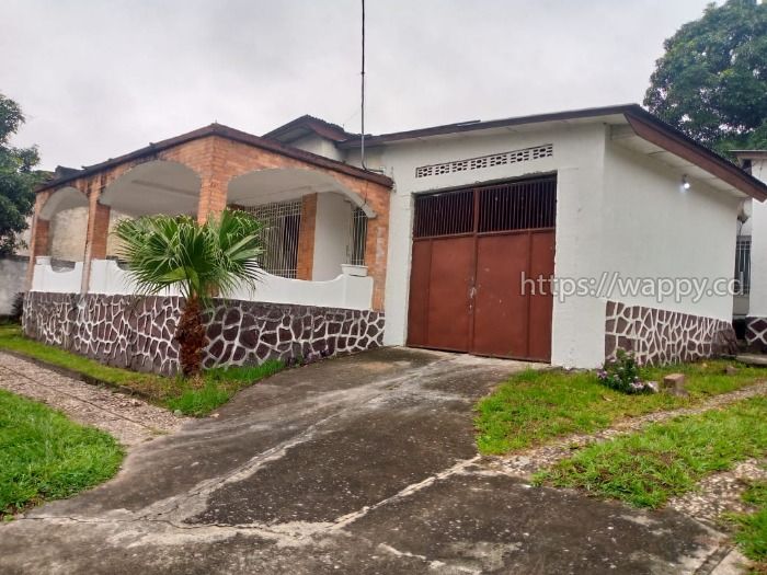 Parcelle avec grande maison à Mont-Ngafula