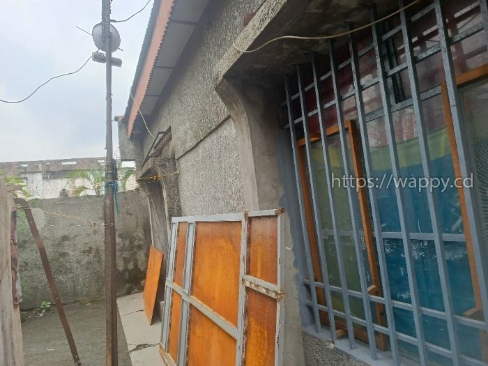 Parcelle avec une maison basse à Limete Funa